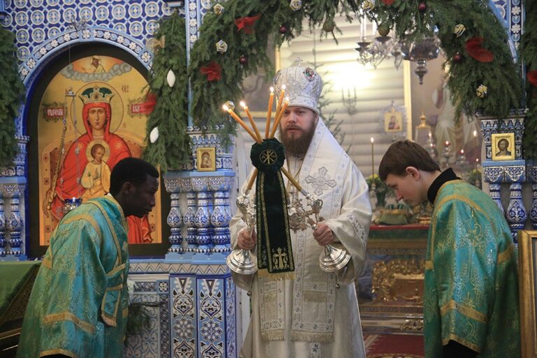 Митрополит Кирилл и епископ Виктор совершили Божественную литургию в мужском монастыре во имя Царственных страстотерпцев