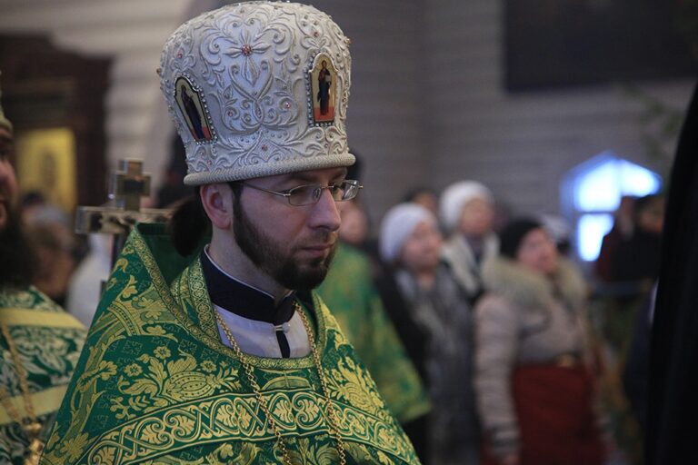 Митрополит Кирилл и епископ Виктор совершили Божественную литургию в мужском монастыре во имя Царственных страстотерпцев