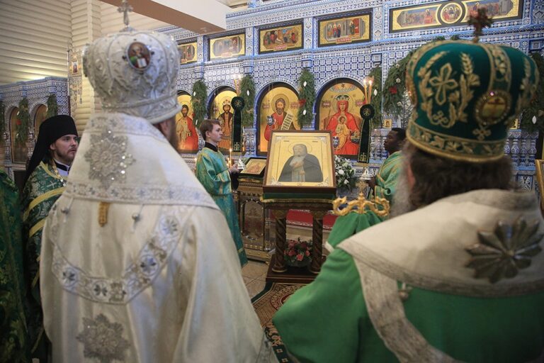 Митрополит Кирилл и епископ Виктор совершили Божественную литургию в мужском монастыре во имя Царственных страстотерпцев
