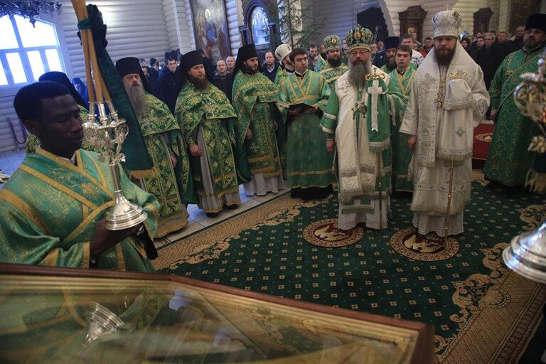 Митрополит Кирилл и епископ Виктор совершили Божественную литургию в мужском монастыре во имя Царственных страстотерпцев