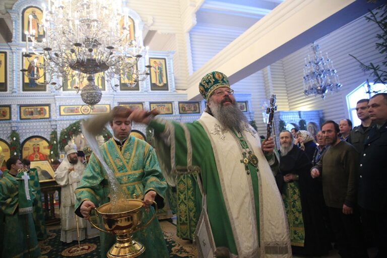 Митрополит Кирилл и епископ Виктор совершили Божественную литургию в мужском монастыре во имя Царственных страстотерпцев