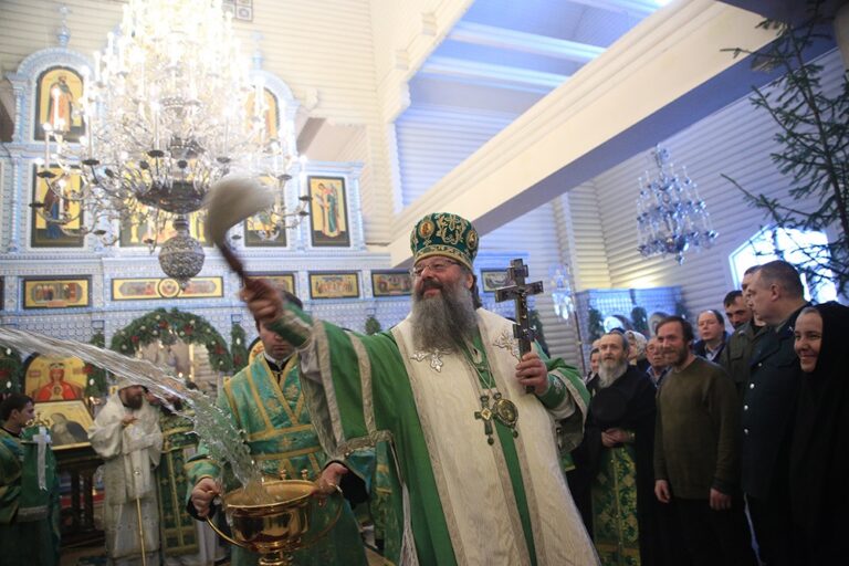 Митрополит Кирилл и епископ Виктор совершили Божественную литургию в мужском монастыре во имя Царственных страстотерпцев