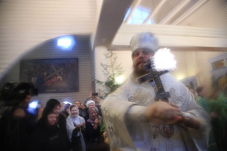 Митрополит Кирилл и епископ Виктор совершили Божественную литургию в мужском монастыре во имя Царственных страстотерпцев