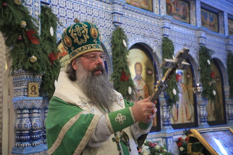 Митрополит Кирилл и епископ Виктор совершили Божественную литургию в мужском монастыре во имя Царственных страстотерпцев