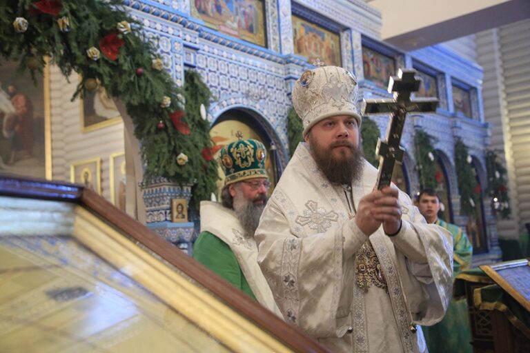 Митрополит Кирилл и епископ Виктор совершили Божественную литургию в мужском монастыре во имя Царственных страстотерпцев
