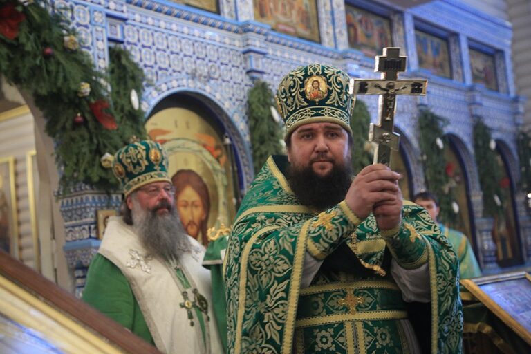 Митрополит Кирилл и епископ Виктор совершили Божественную литургию в мужском монастыре во имя Царственных страстотерпцев