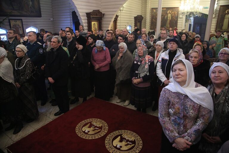Митрополит Кирилл и епископ Виктор совершили Божественную литургию в мужском монастыре во имя Царственных страстотерпцев