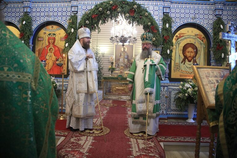Митрополит Кирилл и епископ Виктор совершили Божественную литургию в мужском монастыре во имя Царственных страстотерпцев