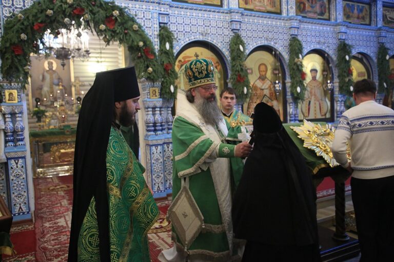Митрополит Кирилл и епископ Виктор совершили Божественную литургию в мужском монастыре во имя Царственных страстотерпцев
