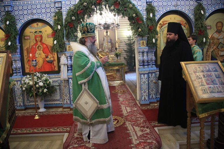 Митрополит Кирилл и епископ Виктор совершили Божественную литургию в мужском монастыре во имя Царственных страстотерпцев