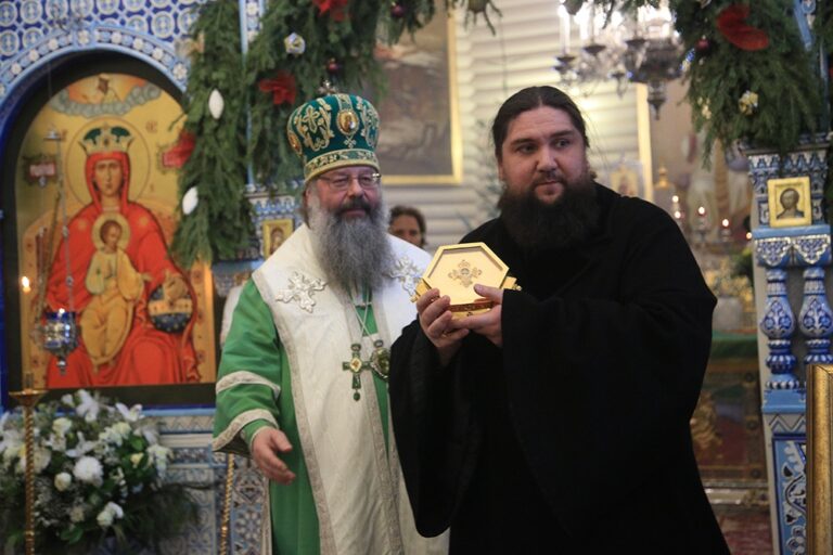 Митрополит Кирилл и епископ Виктор совершили Божественную литургию в мужском монастыре во имя Царственных страстотерпцев