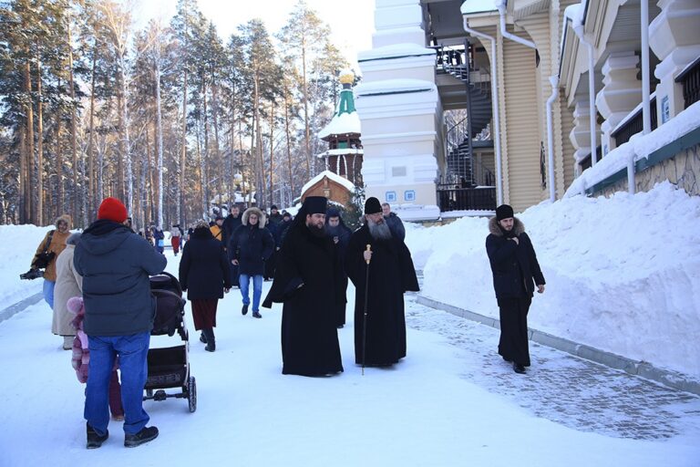 Митрополит Кирилл и епископ Виктор совершили Божественную литургию в мужском монастыре во имя Царственных страстотерпцев