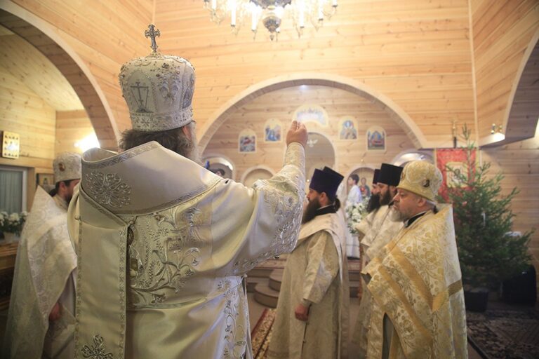 Митрополит Кирилл совершил Божественную литургию в Боголюбском женском монастыре