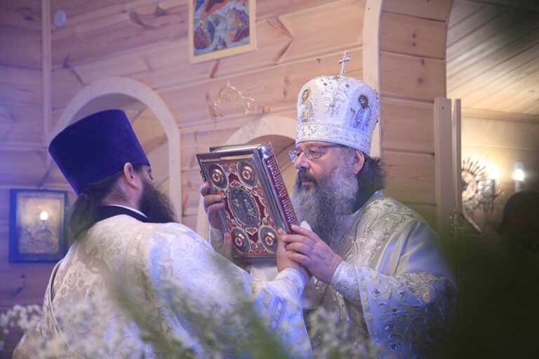 Митрополит Кирилл совершил Божественную литургию в Боголюбском женском монастыре