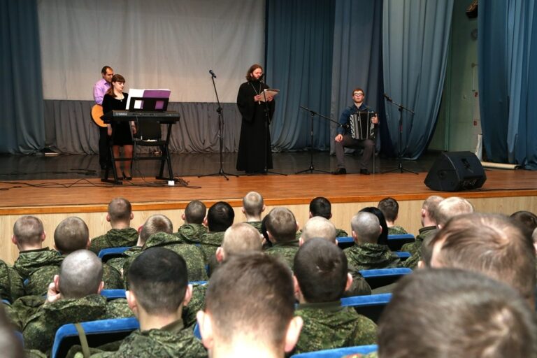 Сотрудники полиции и военнослужащие посетили Рождественские концерты