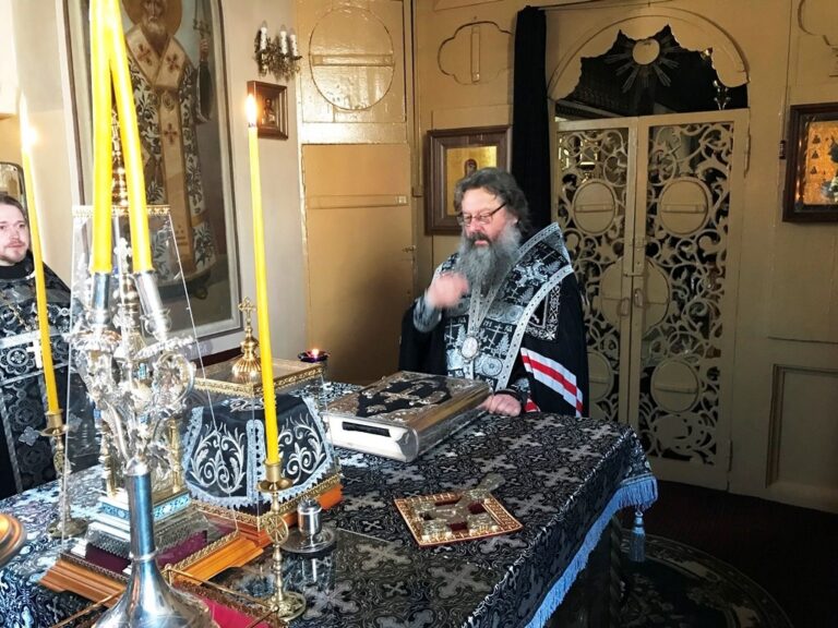 Вечером в Великий понедельник митрополит Кирилл совершил Вечернее богослужение в Иоанно-Предтеченском соборе