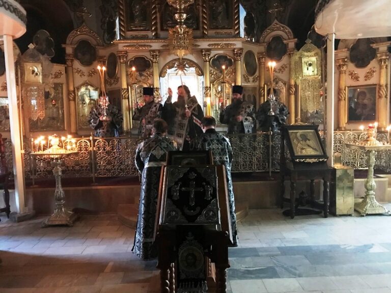 Вечером в Великий понедельник митрополит Кирилл совершил Вечернее богослужение в Иоанно-Предтеченском соборе