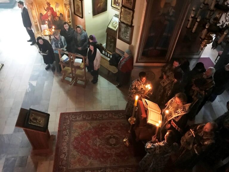Вечером в Великий понедельник митрополит Кирилл совершил Вечернее богослужение в Иоанно-Предтеченском соборе