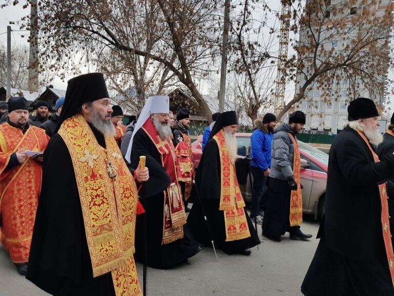Начался общегородской праздничный крестный ход