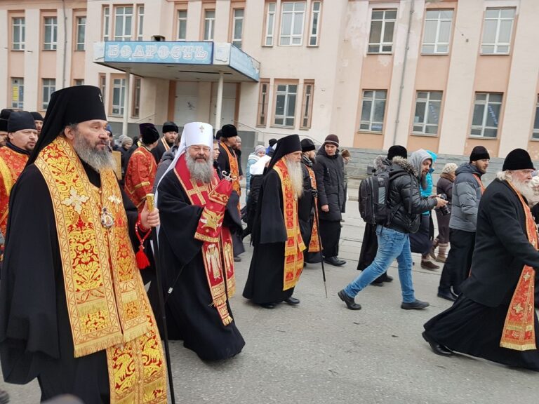 Начался общегородской праздничный крестный ход