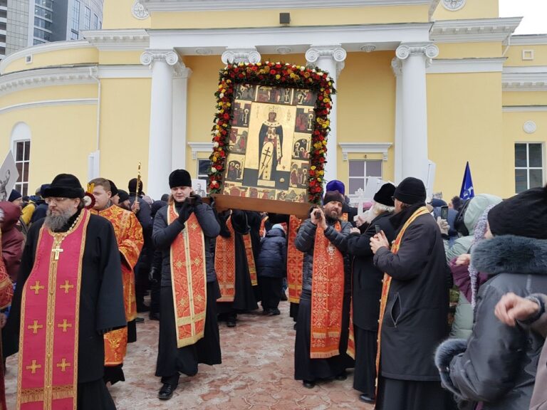 Начался общегородской праздничный крестный ход