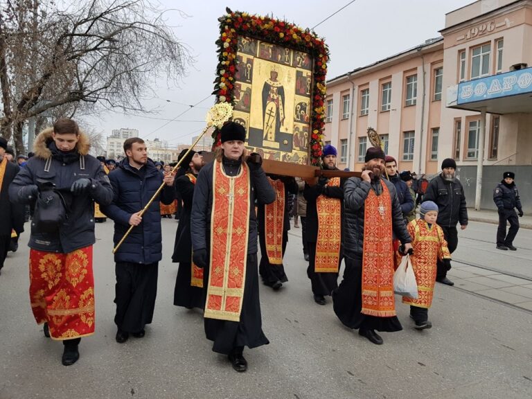 Начался общегородской праздничный крестный ход