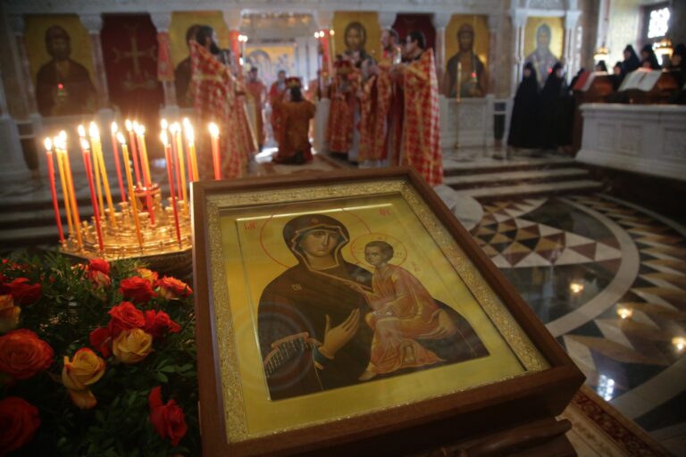 Митрополит Кирилл совершил Божественную литургию в Ново-Тихвинском монастыре