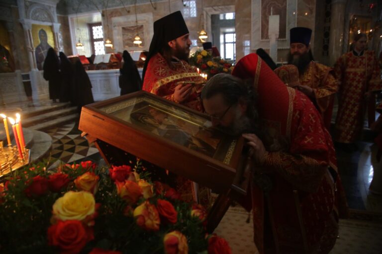 Митрополит Кирилл совершил Божественную литургию в Ново-Тихвинском монастыре