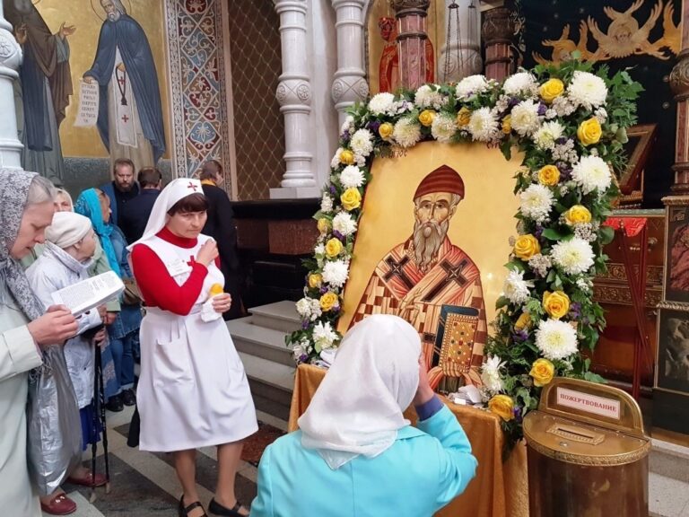 Второй день пребывания мощей начался с архиерейской Божественной литургии