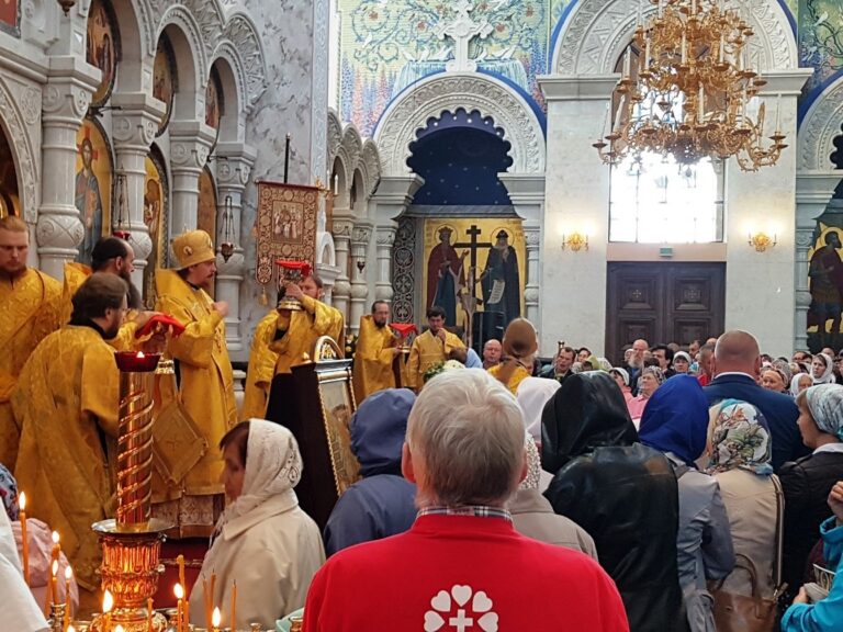 Второй день пребывания мощей начался с архиерейской Божественной литургии