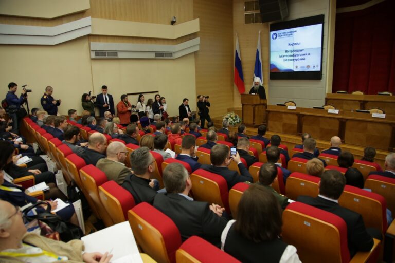 Митрополит Кирилл принял участие в работе Первого Всероссийского форума отцов
