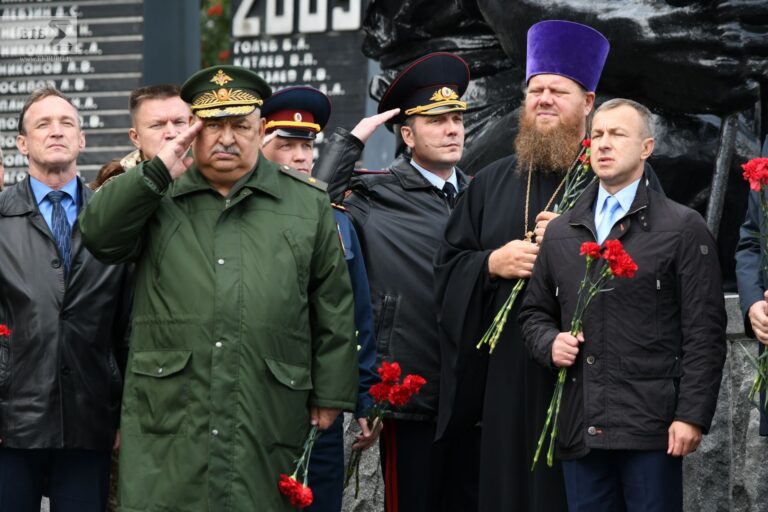 «Всегда будем возвращаться не только памятью, но молитвою»: представители епархии почтили память жертв терактов на памятной церемонии у  «Черного тюльпана»