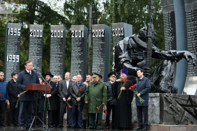 «Всегда будем возвращаться не только памятью, но молитвою»: представители епархии почтили память жертв терактов на памятной церемонии у  «Черного тюльпана»