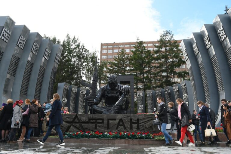 «Всегда будем возвращаться не только памятью, но молитвою»: представители епархии почтили память жертв терактов на памятной церемонии у  «Черного тюльпана»