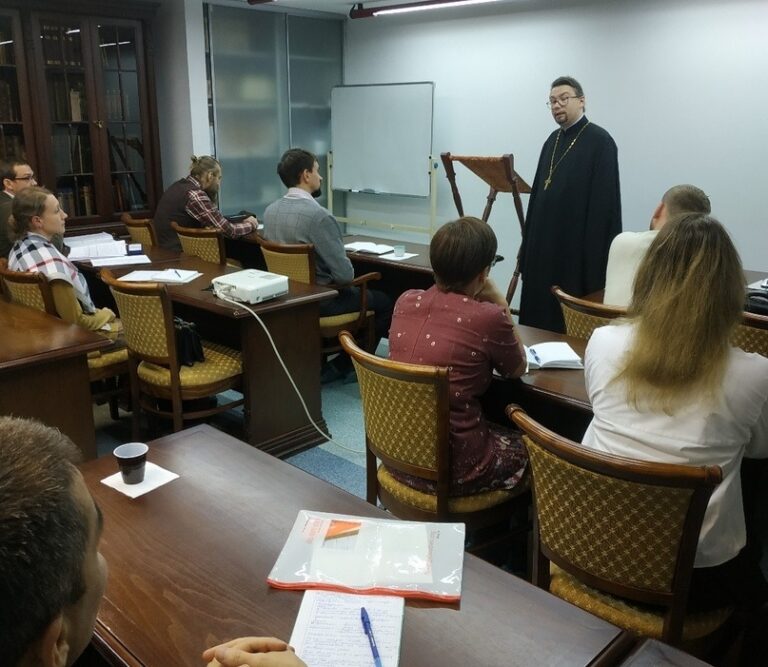 Первокурсникам Миссионерского института вручили студенческие билеты