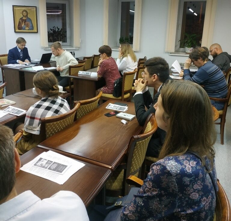 Первокурсникам Миссионерского института вручили студенческие билеты