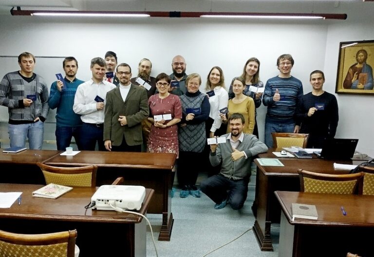 Первокурсникам Миссионерского института вручили студенческие билеты