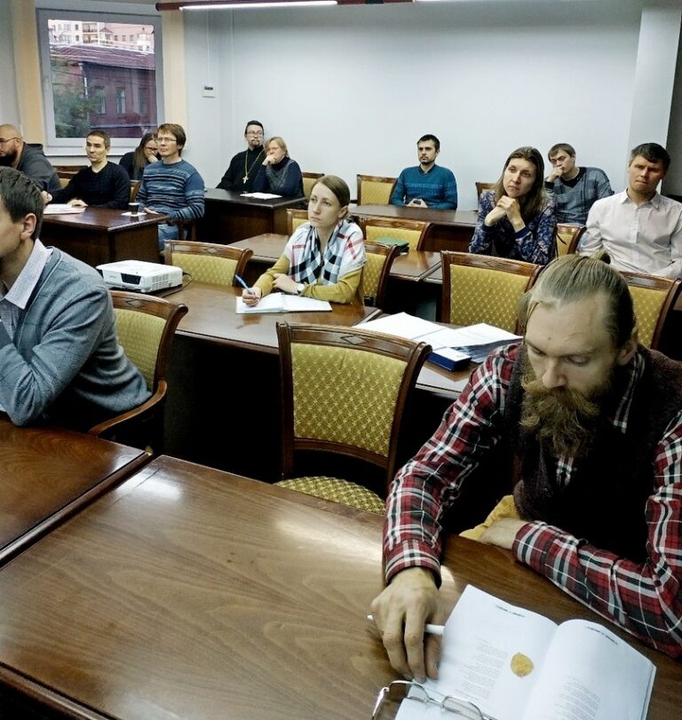 Первокурсникам Миссионерского института вручили студенческие билеты