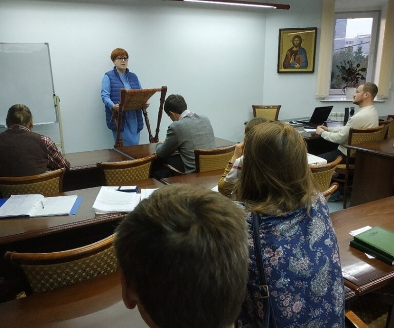 Первокурсникам Миссионерского института вручили студенческие билеты