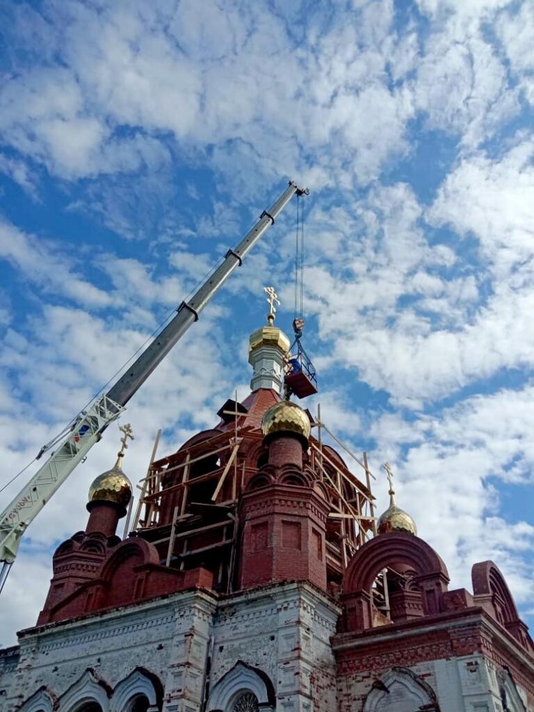 Столетний Успенский храм в Верхней Сысерти украсился куполами и крестами