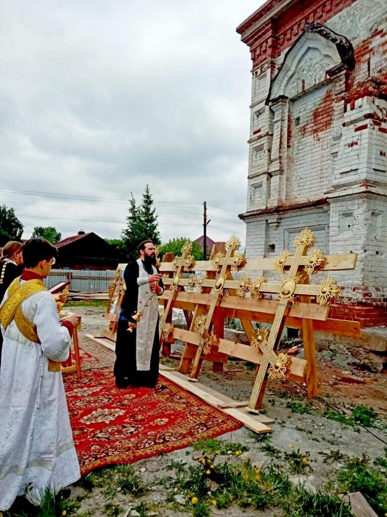 Столетний Успенский храм в Верхней Сысерти украсился куполами и крестами