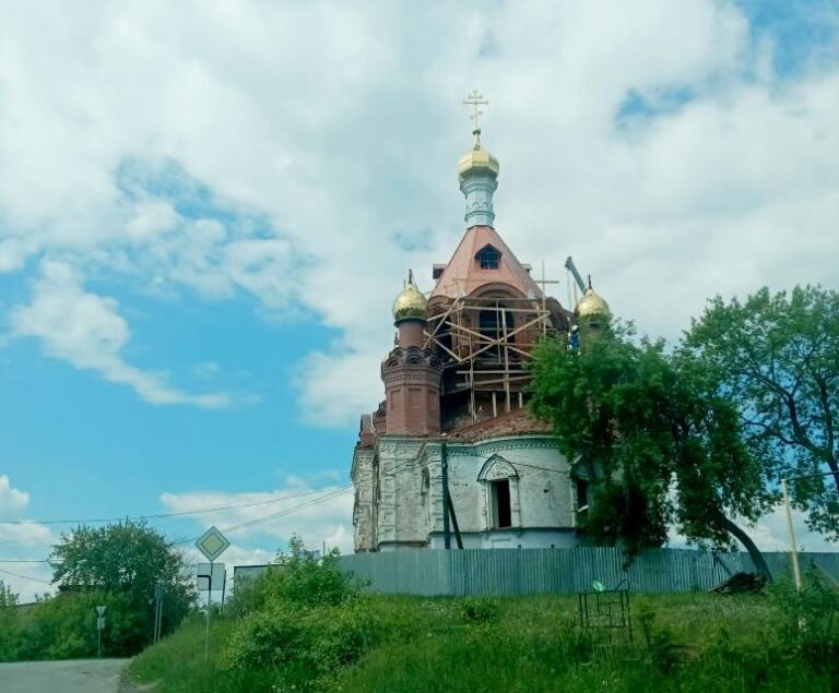 Столетний Успенский храм в Верхней Сысерти украсился куполами и крестами