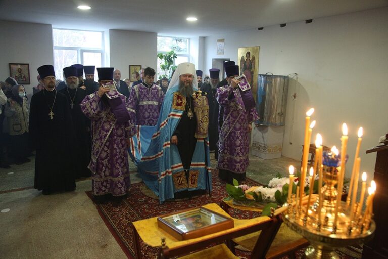 Митрополит Евгений возглавил престольный праздник в храме Архангела Гавриила в 32 военном городке