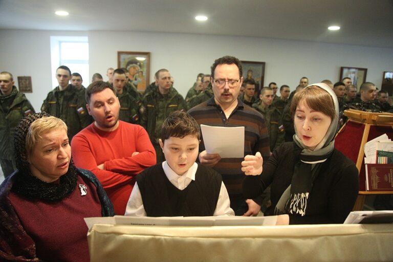 Митрополит Евгений возглавил престольный праздник в храме Архангела Гавриила в 32 военном городке