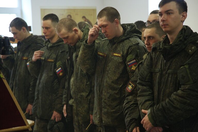 Митрополит Евгений возглавил престольный праздник в храме Архангела Гавриила в 32 военном городке