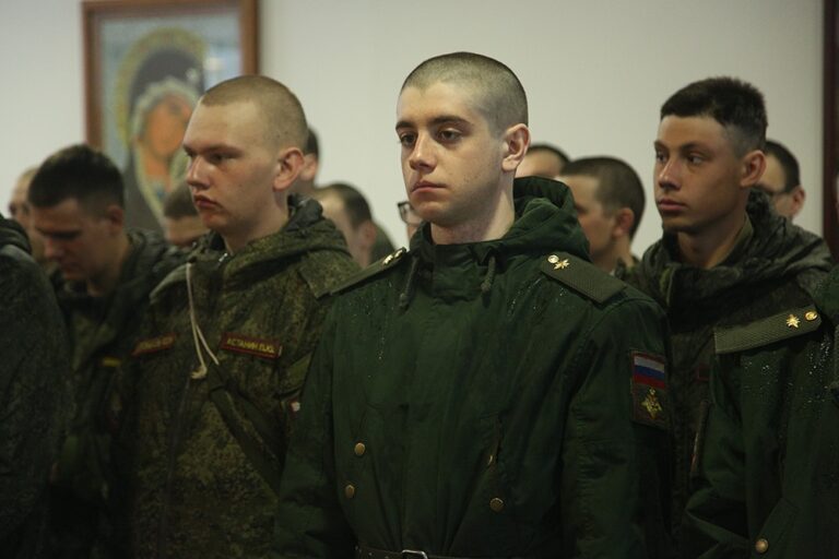 Митрополит Евгений возглавил престольный праздник в храме Архангела Гавриила в 32 военном городке