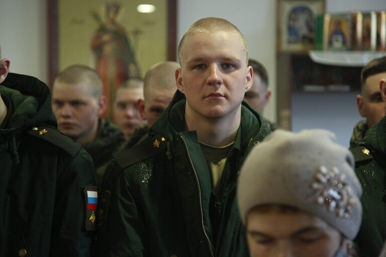 Митрополит Евгений возглавил престольный праздник в храме Архангела Гавриила в 32 военном городке