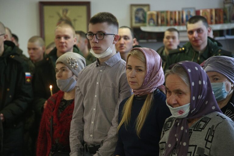 Митрополит Евгений возглавил престольный праздник в храме Архангела Гавриила в 32 военном городке