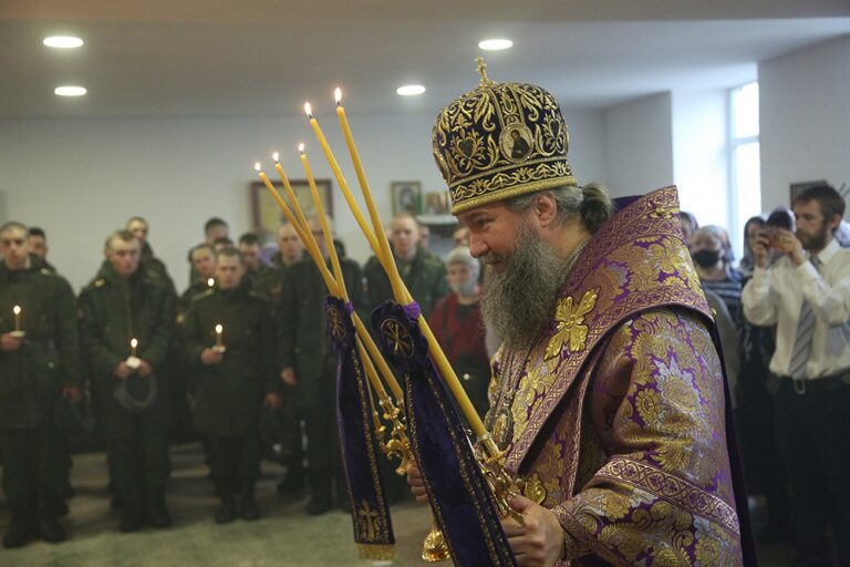 Митрополит Евгений возглавил престольный праздник в храме Архангела Гавриила в 32 военном городке