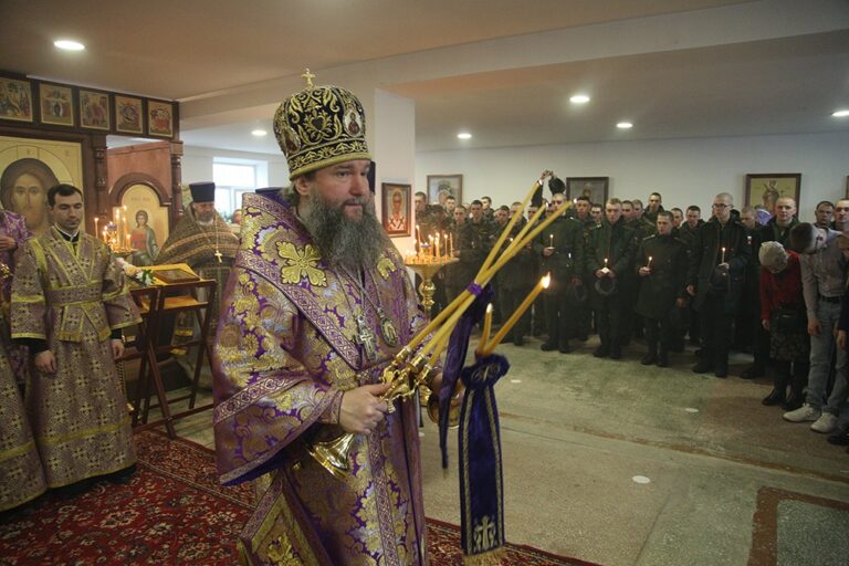 Митрополит Евгений возглавил престольный праздник в храме Архангела Гавриила в 32 военном городке